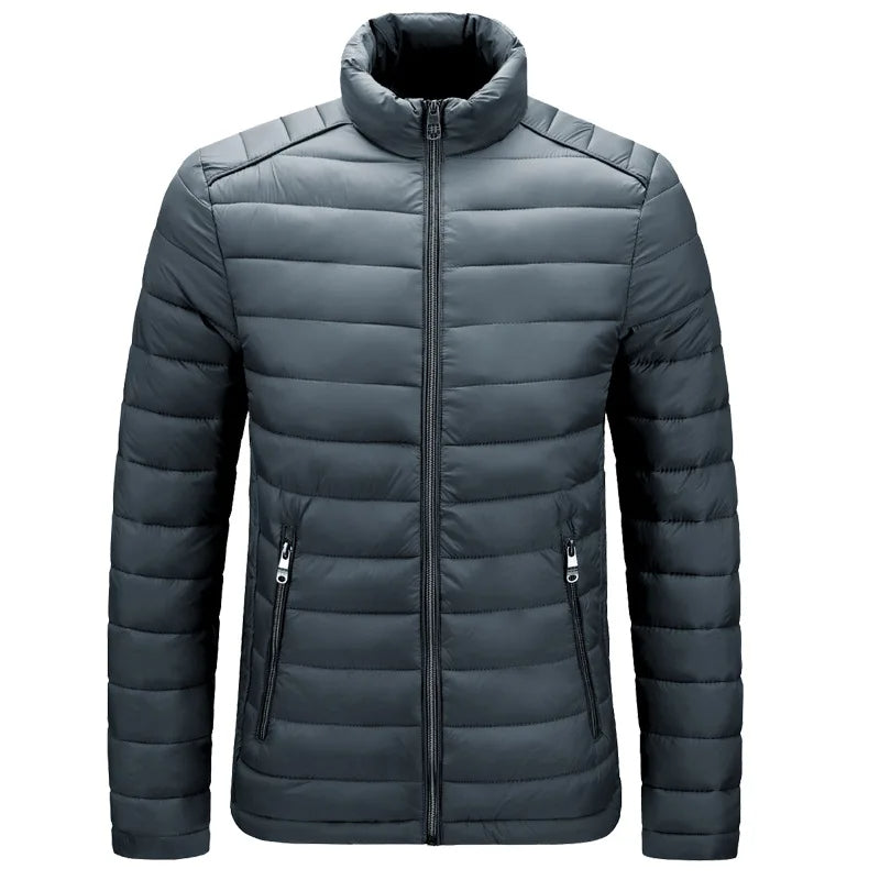 Klassische Herren-Pufferjacke, warm und vielseitig für kalte Herbst- und Wintertage.