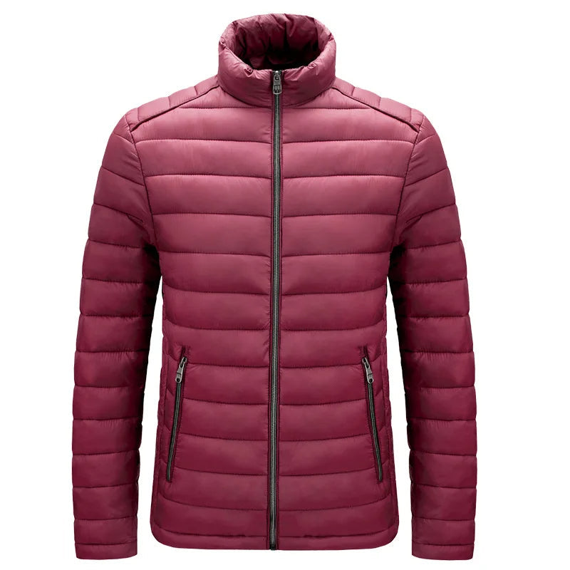 Klassische Herren-Pufferjacke, warm und vielseitig für kalte Herbst- und Wintertage.