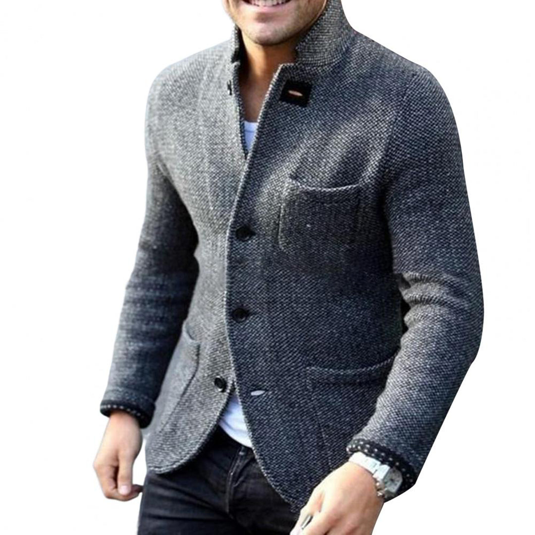 Ein Mann trägt eine klassische Strickjacke, gemütlich und stilvoll