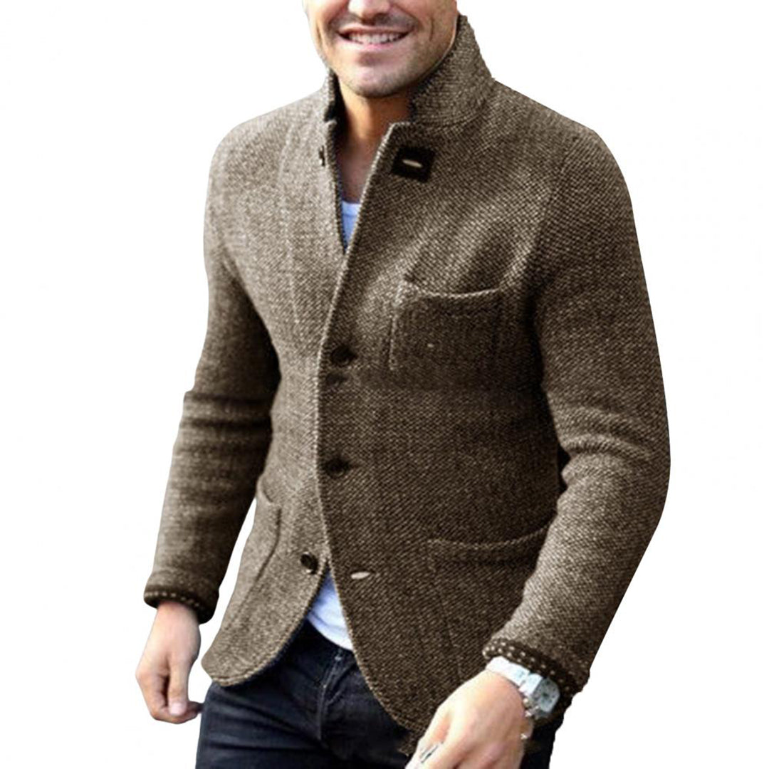Ein Mann trägt eine klassische Strickjacke, gemütlich und stilvoll