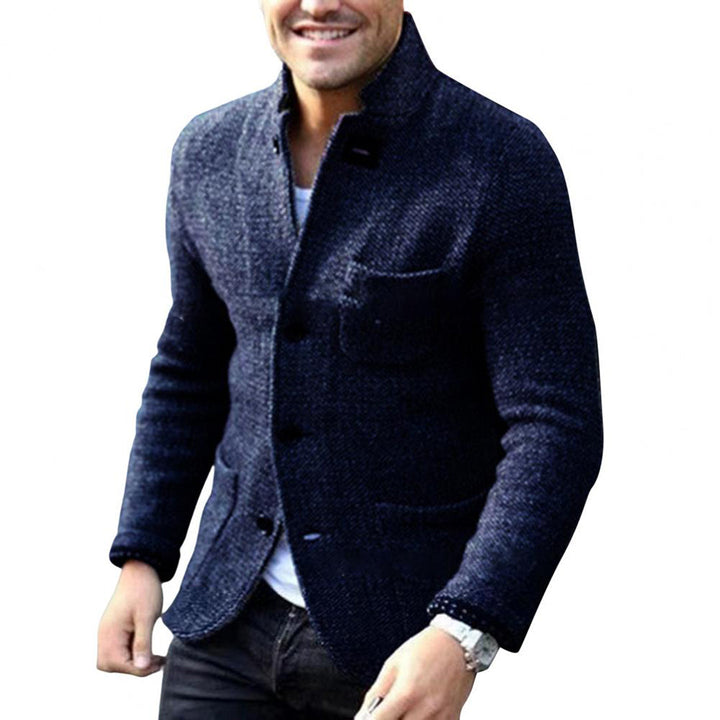 Ein Mann trägt eine klassische Strickjacke, gemütlich und stilvoll