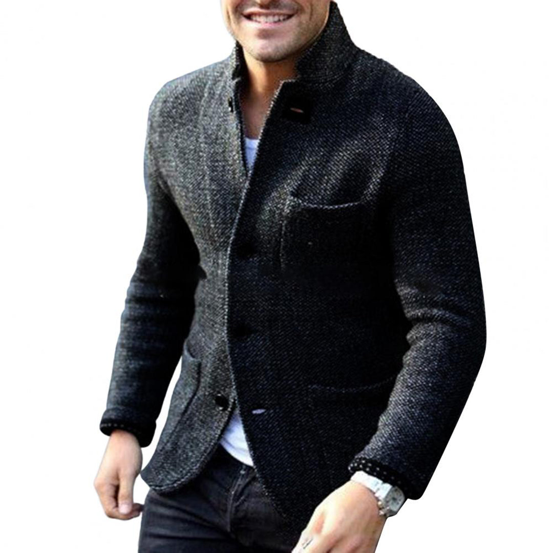 Ein Mann trägt eine klassische Strickjacke, gemütlich und stilvoll