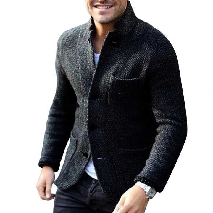 Ein Mann trägt eine klassische Strickjacke, gemütlich und stilvoll