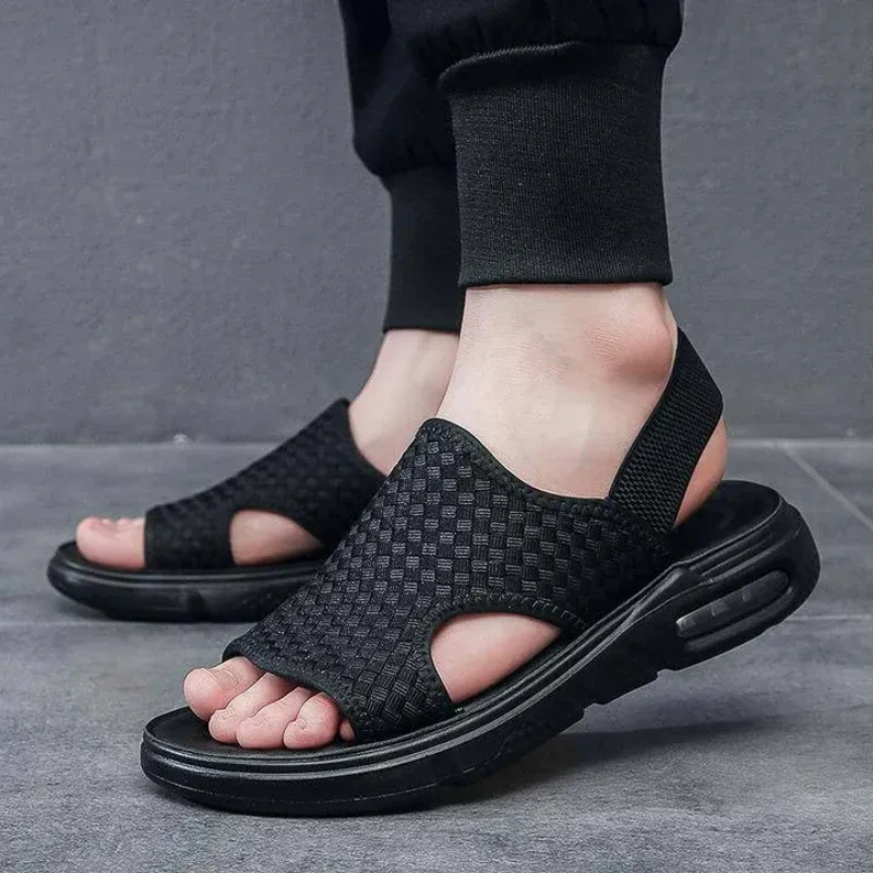 Klassische Sommersandalen für Herren mit bequemer Passform und luftigem Design









