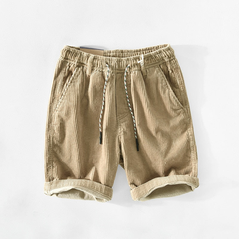 Klassische Sommershorts aus Baumwolle für Männer, ideal für heiße Tage und Freizeit.