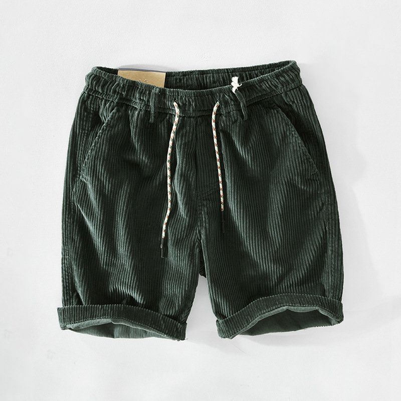 Klassische Sommershorts aus Baumwolle für Männer, ideal für heiße Tage und Freizeit.