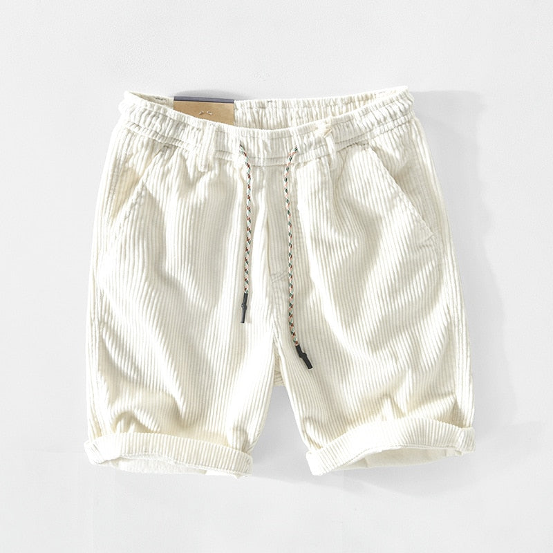 Klassische Sommershorts aus Baumwolle für Männer, ideal für heiße Tage und Freizeit.