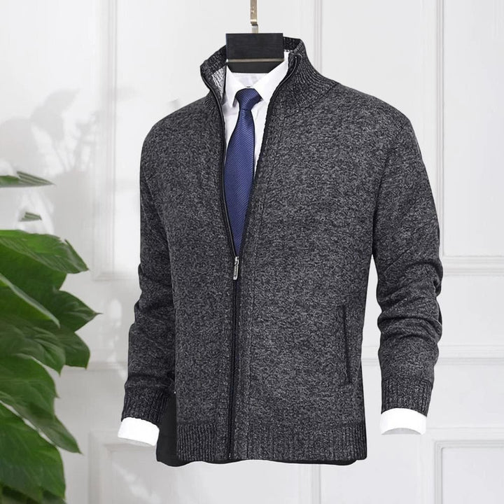 Klassische warme Winter-Strickjacke für Männer, ideal für kalte Wintertage und stilvolle Outfits.