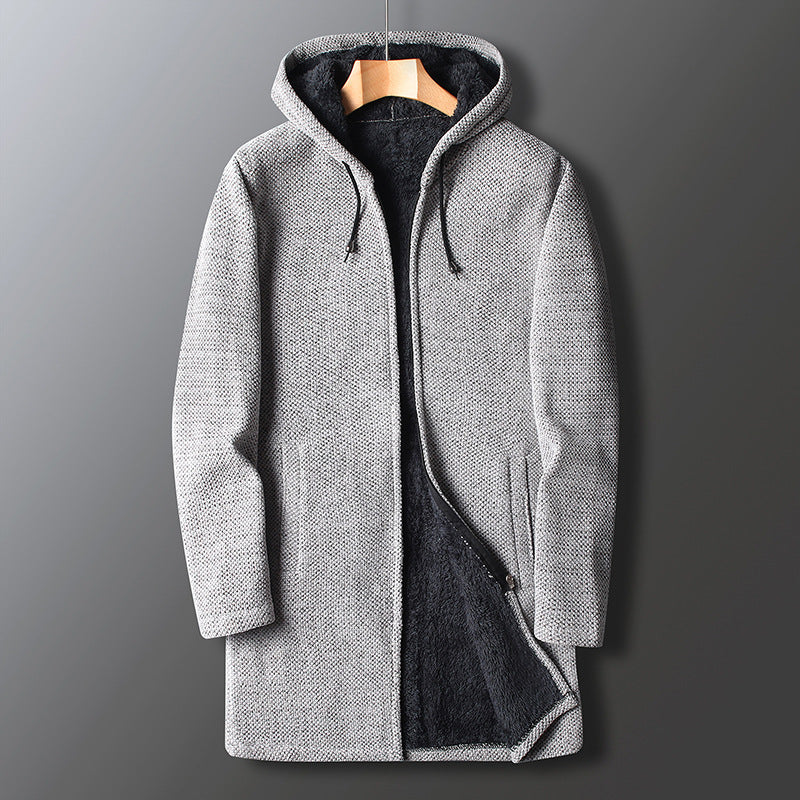 Klassischer Herrenmantel aus Fleece mit Kapuze, ideal für elegante und warme Herbst- und Winterlooks.