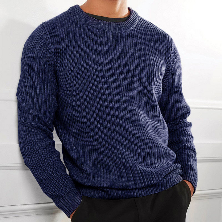 Klassischer Strickpullover für Männer, ideal für kalte Herbst- und Wintertage.