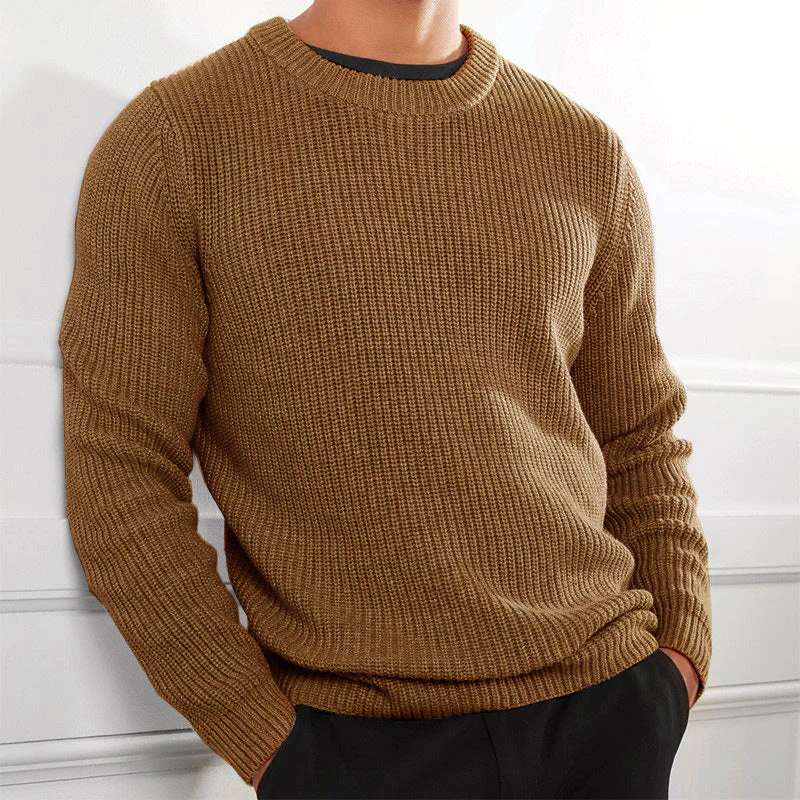 Klassischer Strickpullover für Männer, ideal für kalte Herbst- und Wintertage.