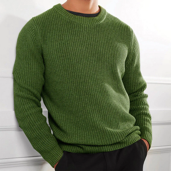 Klassischer Strickpullover für Männer, ideal für kalte Herbst- und Wintertage.