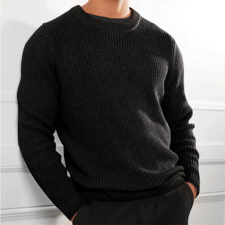 Klassischer Strickpullover für Männer, ideal für kalte Herbst- und Wintertage.