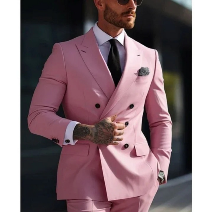 Mann im klassischen zweireihigen Anzug bei einer Hochzeit
