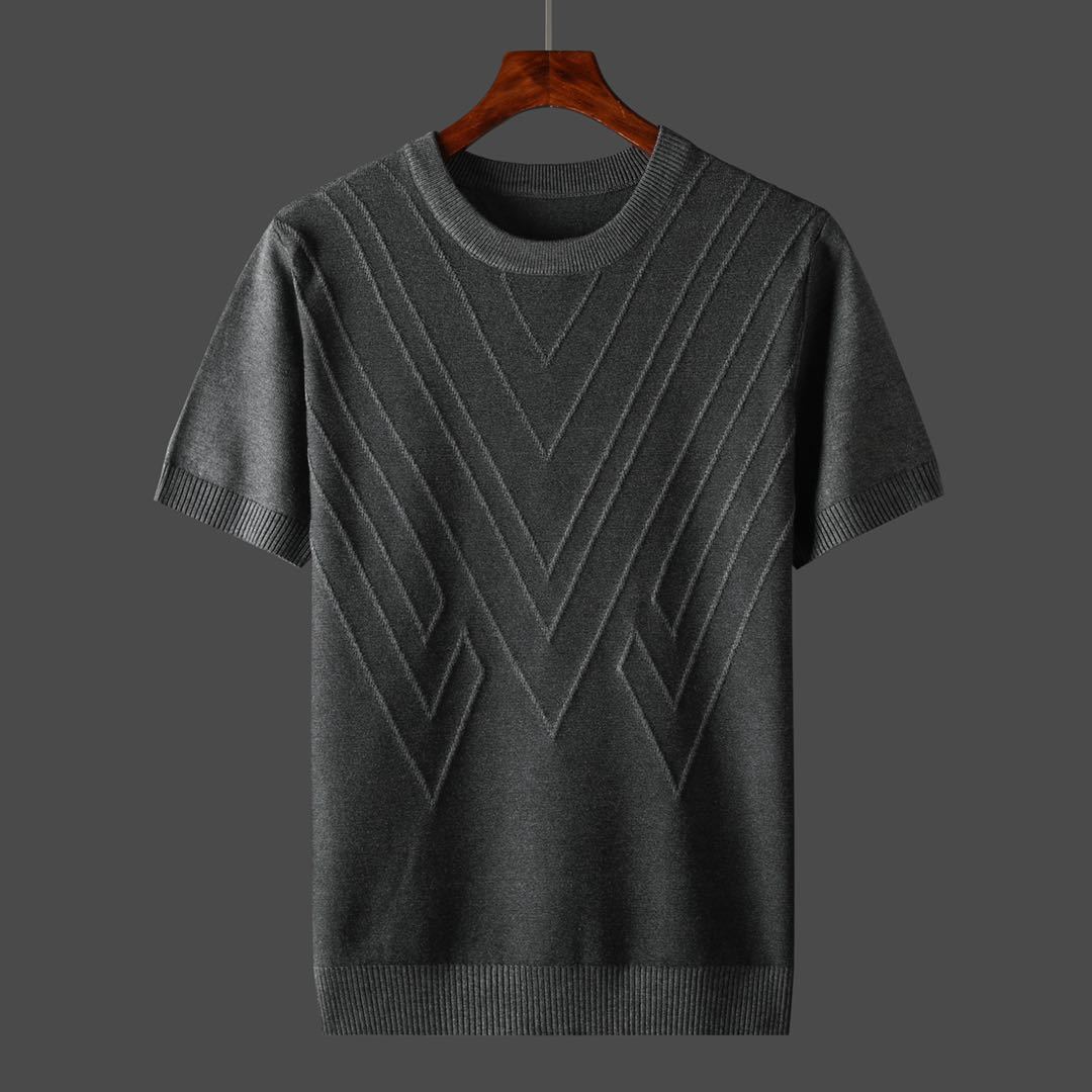 Klassisches Sommer-T-Shirt aus Baumwolle – leicht, atmungsaktiv und bequem für warme Tage.