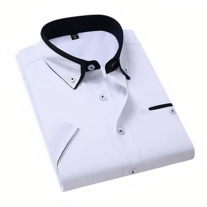 Mann in klassischem weißen Business-Button-down-Hemd steht selbstbewusst da
