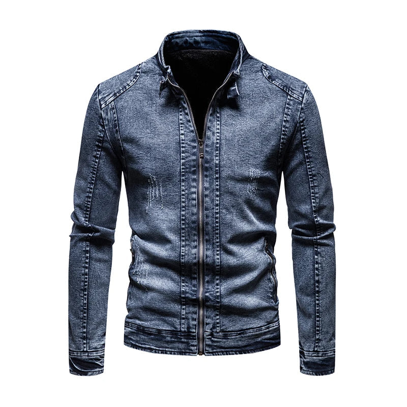 Ein Mann trägt eine lässige Jeansjacke