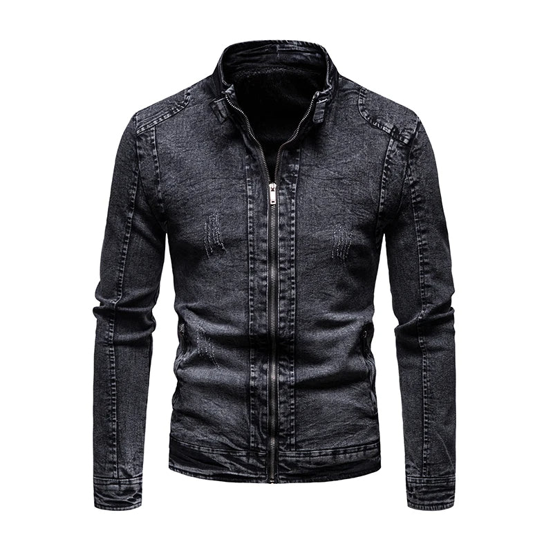 Ein Mann trägt eine lässige Jeansjacke