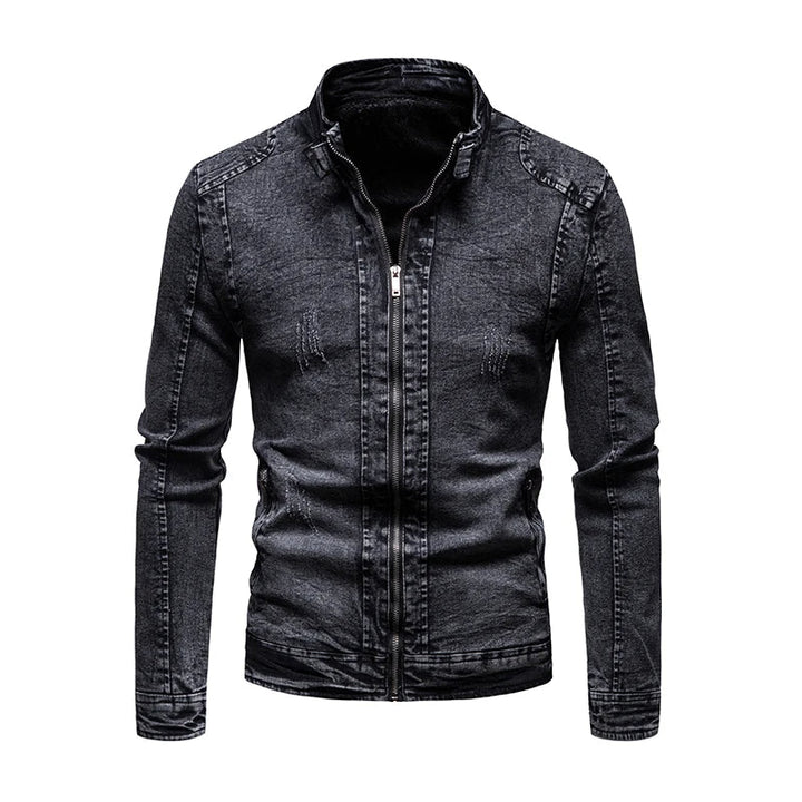 Ein Mann trägt eine lässige Jeansjacke