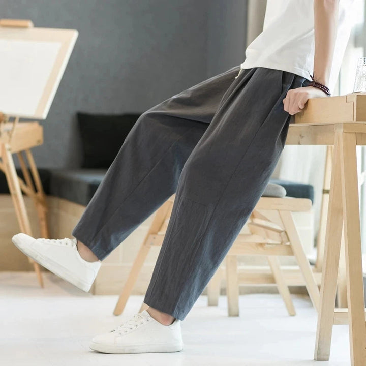 Lässige Herren-Sommer-Leinenhosen aus atmungsaktivem Stoff für stilvolle und bequeme Outfits.
