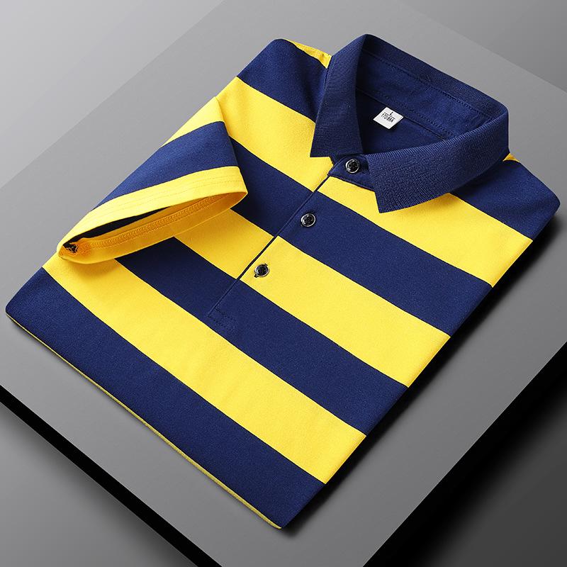Lässiges gestreiftes Herren-Poloshirt mit bequemem Schnitt und atmungsaktivem Material.