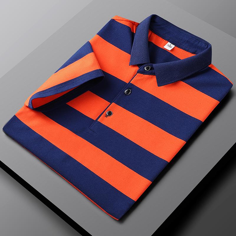 Lässiges gestreiftes Herren-Poloshirt mit bequemem Schnitt und atmungsaktivem Material.