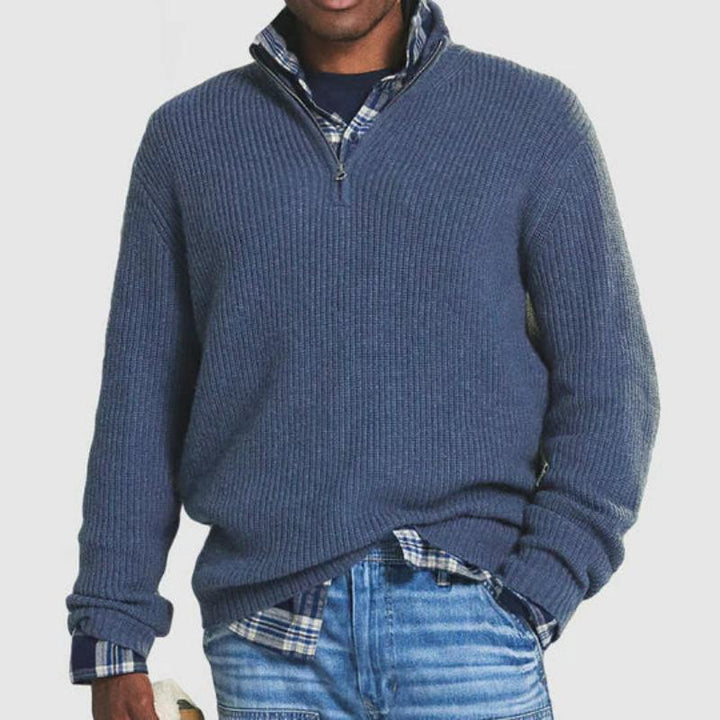 Ein Mann trägt einen eleganten Business-Pullover