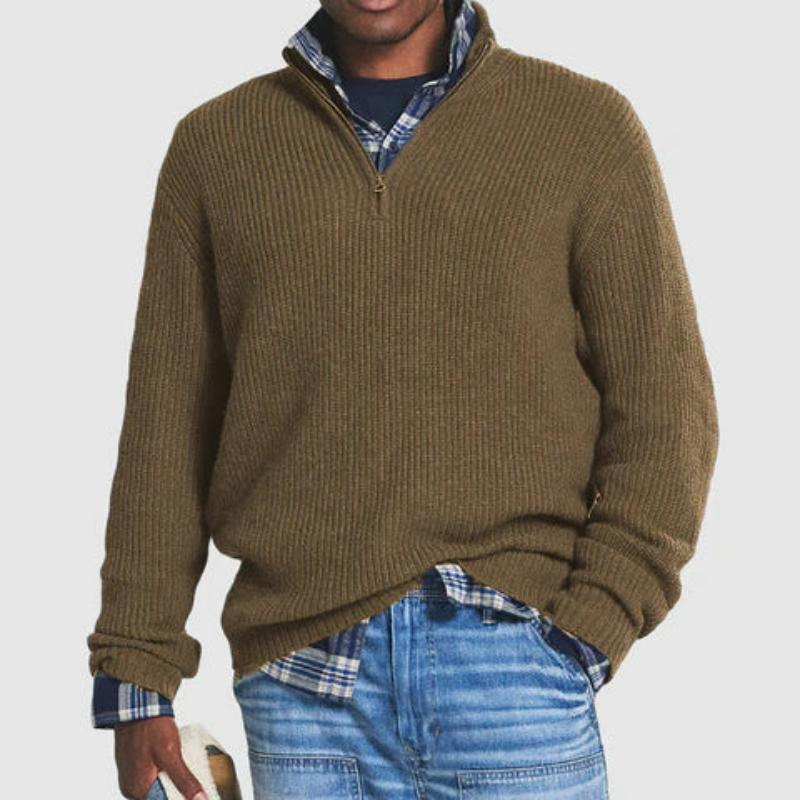 Ein Mann trägt einen eleganten Business-Pullover