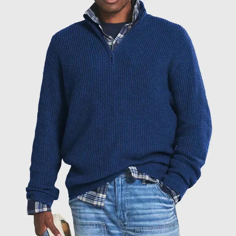 Ein Mann trägt einen eleganten Business-Pullover