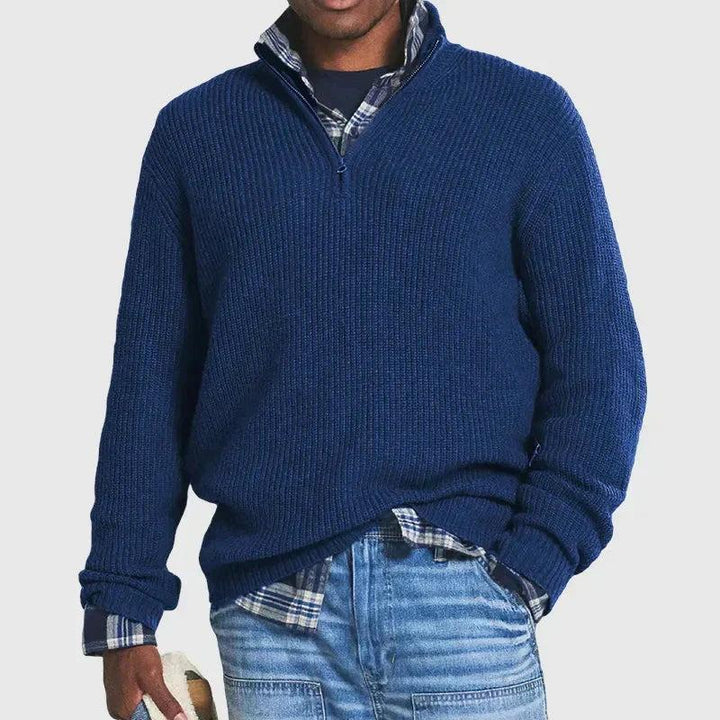 Ein Mann trägt einen eleganten Business-Pullover