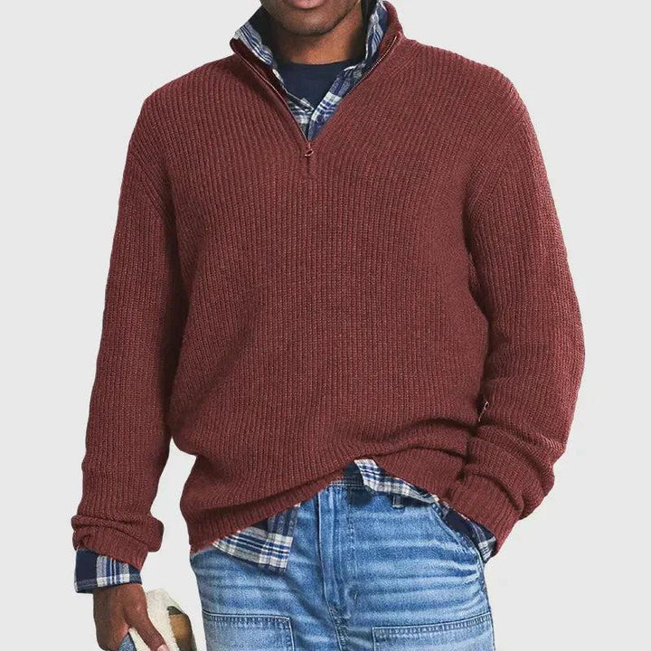 Ein Mann trägt einen eleganten Business-Pullover