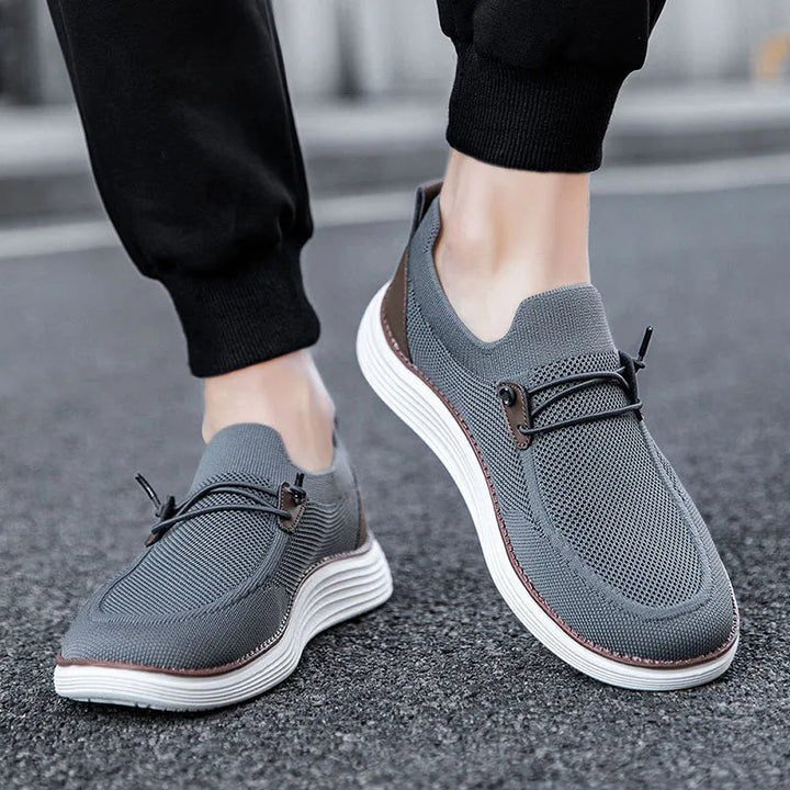 Leichte und bequeme Herren-Freizeitschuhe mit flexiblem Design und moderner Optik.