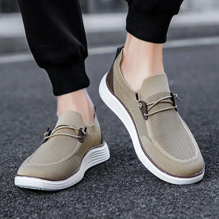 Leichte und bequeme Herren-Freizeitschuhe mit flexiblem Design und moderner Optik.