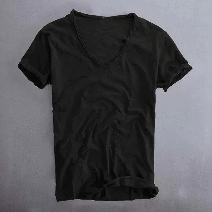 Mann trägt ein lässiges Sommer-T-Shirt mit V-Ausschnitt und Jeans in einer lässigen Umgebung im Freien
