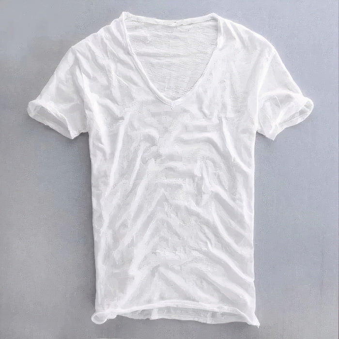 Mann trägt ein lässiges Sommer-T-Shirt mit V-Ausschnitt und Jeans in einer lässigen Umgebung im Freien
