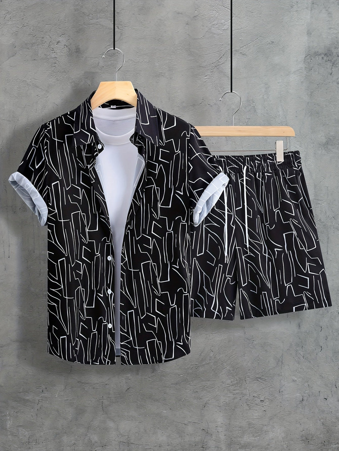 Luftiges Sommer-Outfit für Männer, ideal für warme Tage und entspannte Looks.