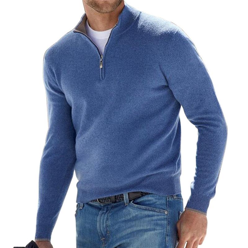 Ein Mann trägt einen warmen Winterpullover.