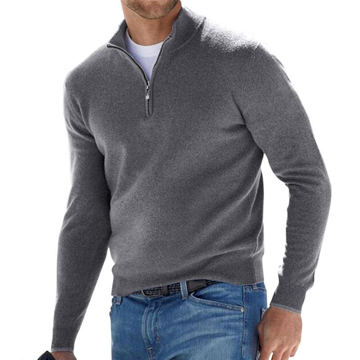 Ein Mann trägt einen warmen Winterpullover.