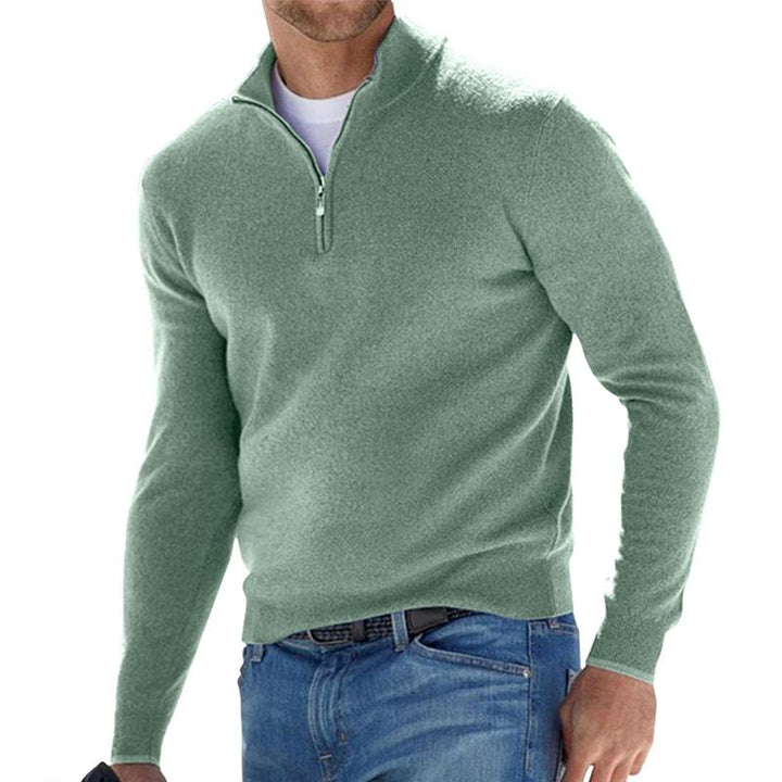 Ein Mann trägt einen warmen Winterpullover.