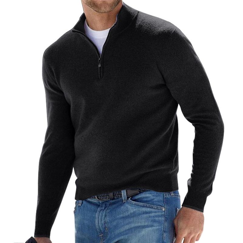 Ein Mann trägt einen warmen Winterpullover.