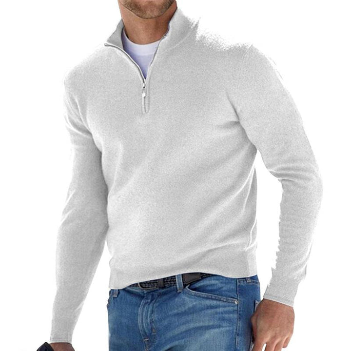 Ein Mann trägt einen warmen Winterpullover.