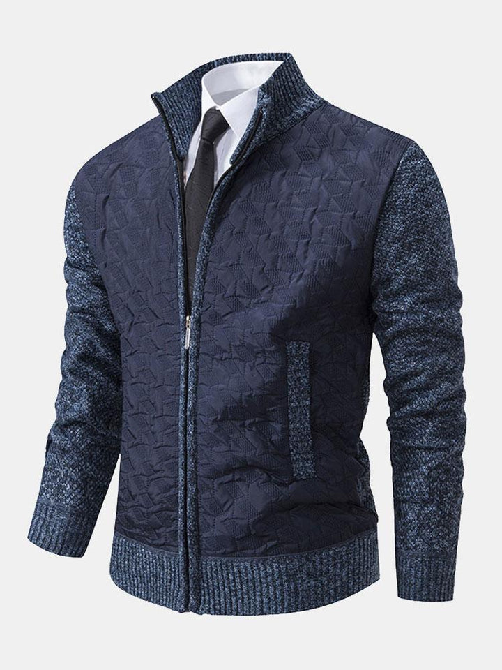 Luxuriöser Herrenstrickpullover aus weichem Material mit zeitlosem Design und feinen Strickmustern.