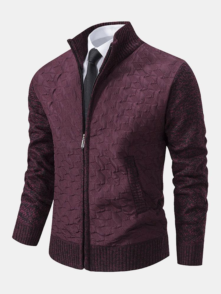 Luxuriöser Herrenstrickpullover aus weichem Material mit zeitlosem Design und feinen Strickmustern.