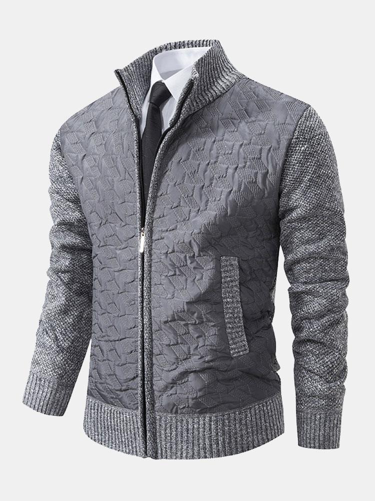 Luxuriöser Herrenstrickpullover aus weichem Material mit zeitlosem Design und feinen Strickmustern.