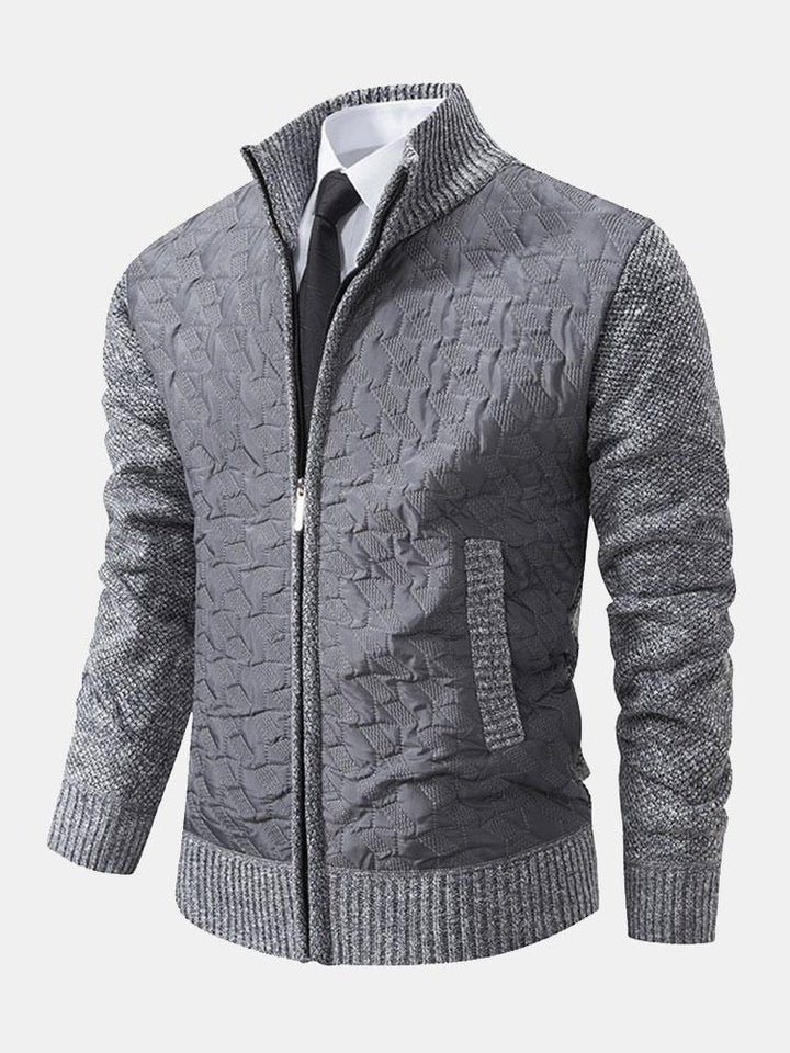 Luxuriöser Herrenstrickpullover aus weichem Material mit zeitlosem Design und feinen Strickmustern.