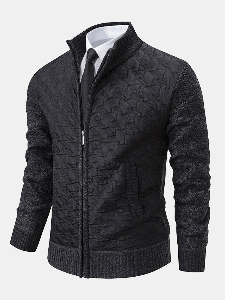 Luxuriöser Herrenstrickpullover aus weichem Material mit zeitlosem Design und feinen Strickmustern.