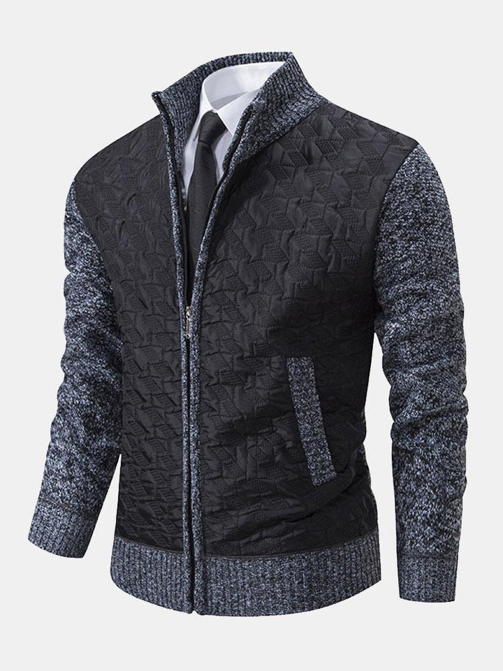 Luxuriöser Herrenstrickpullover aus weichem Material mit zeitlosem Design und feinen Strickmustern.