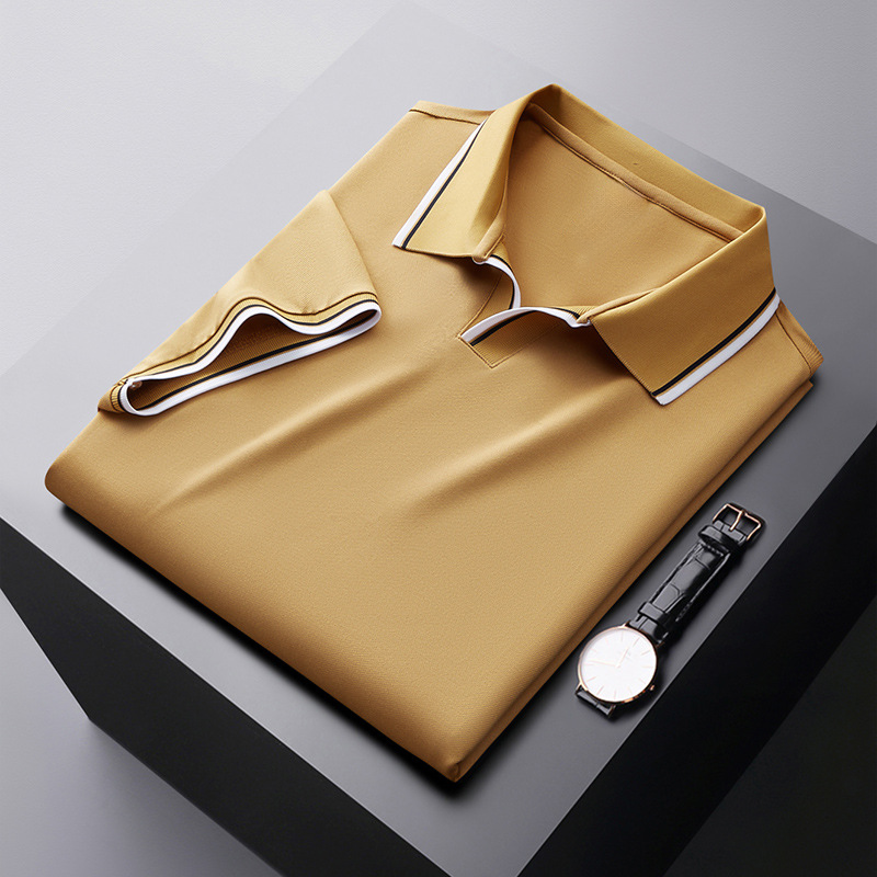 Luxuriöses Poloshirt für Herren mit atmungsaktivem Material und elegantem Design für den Sommer.