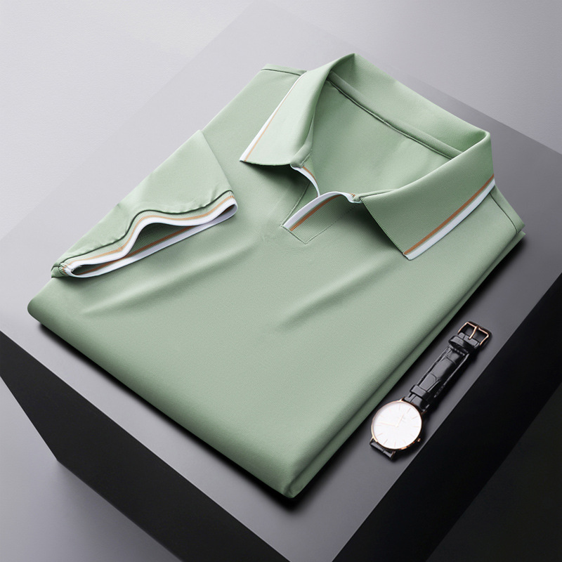 Luxuriöses Poloshirt für Herren mit atmungsaktivem Material und elegantem Design für den Sommer.