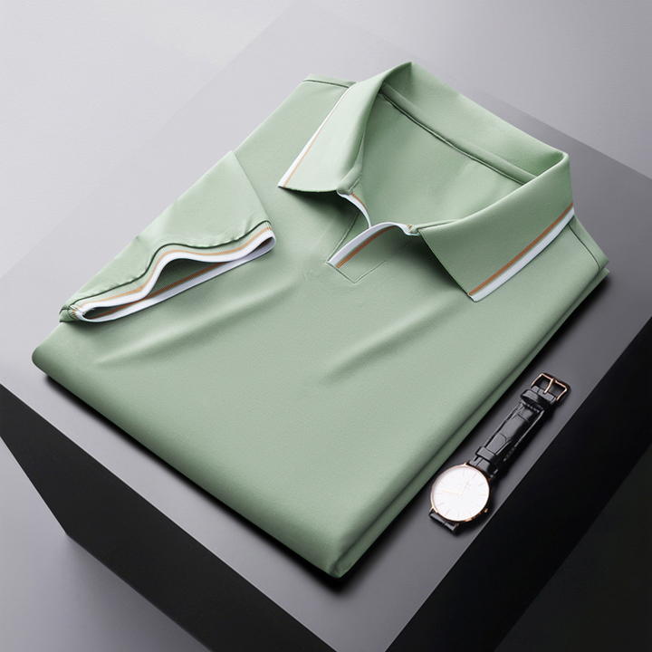 Luxuriöses Poloshirt für Herren mit atmungsaktivem Material und elegantem Design für den Sommer.